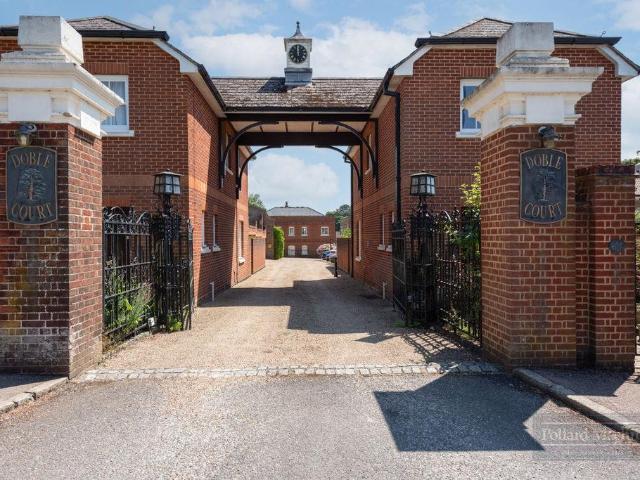 Flat for sale in London Borough of Croydon, Sanderstead