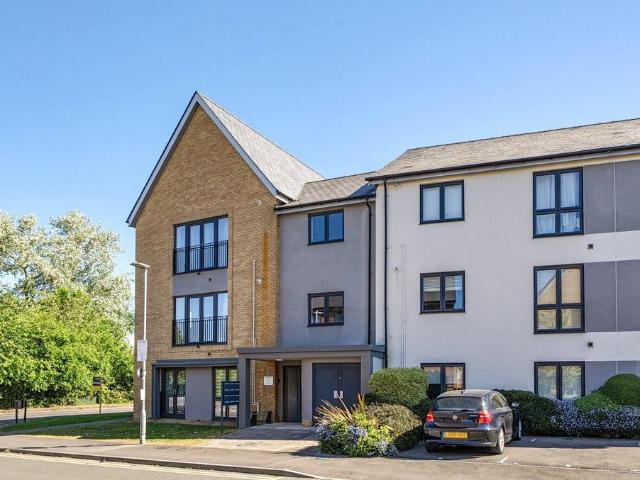 Flat for sale in Whitley Wood, Reading