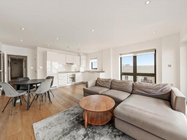 Flat for sale in Virginia Quay, Blackwall