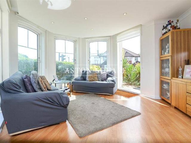 Flat for sale in Hendon, Greater London