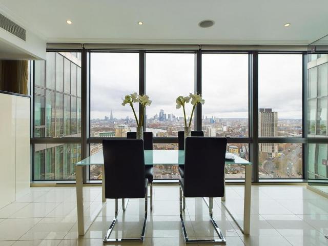 Flat for sale in Canary Wharf, Greater London