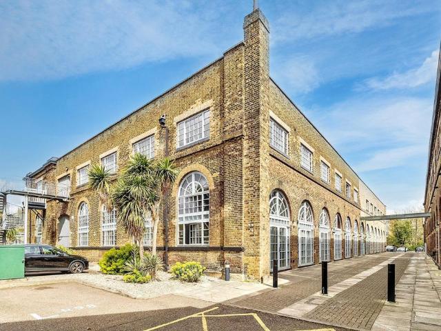 Flat for sale in Ardleigh Green, Greater London