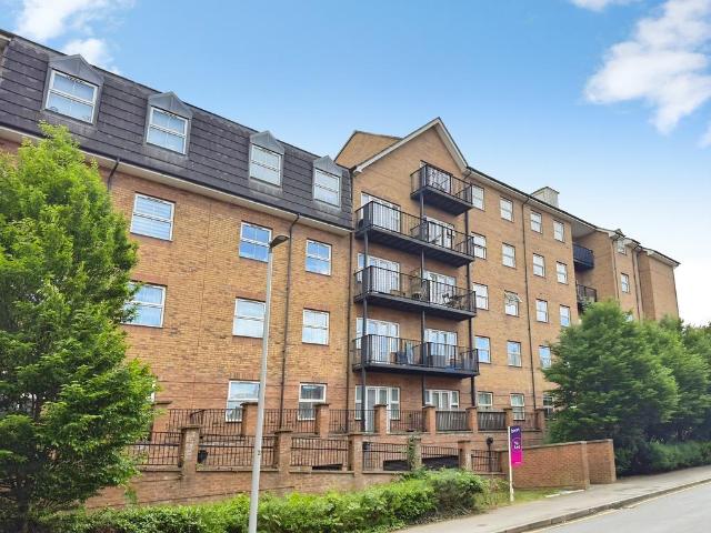 Flat for sale in Spring Park, Luton