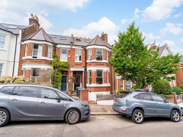 Flat for sale in Crouch End, Greater London
