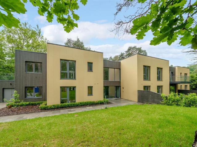 Flat for sale in Heol-las, Surrey