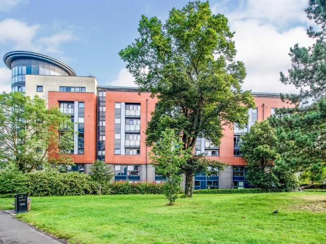 Flat for sale in Watford, Hertfordshire