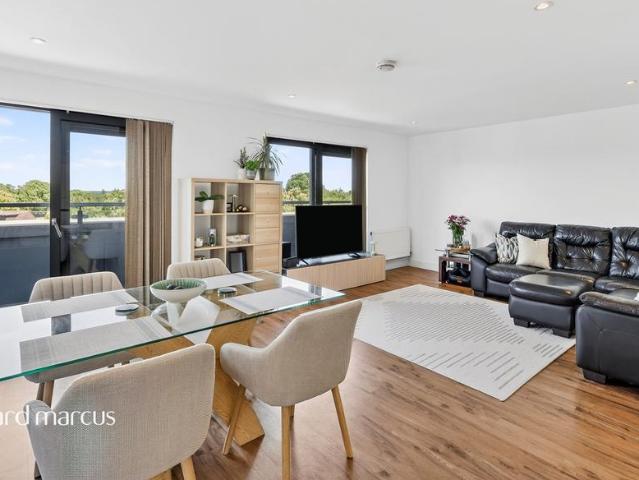 Flat for sale in Tolworth, Greater London