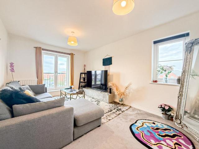 Flat for sale in Woodchurch, Upton