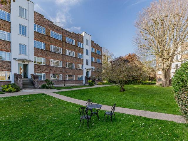 Flat for sale in Hampton Wick, Greater London