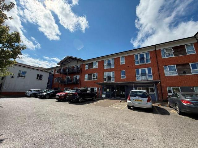 Flat for sale in Rossmore, Cheshire