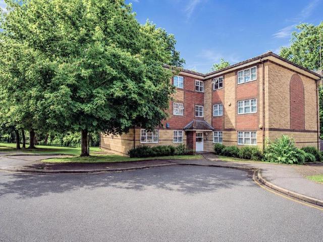 Flat for sale in Spring Park, Luton