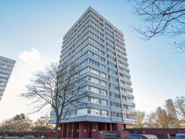 Flat for sale in Stamford Hill, Greater London