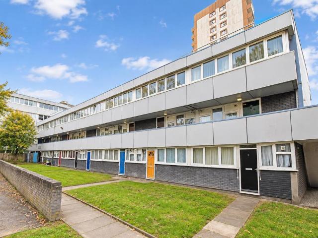 Flat for sale in Heston Farm Estate, Greater London