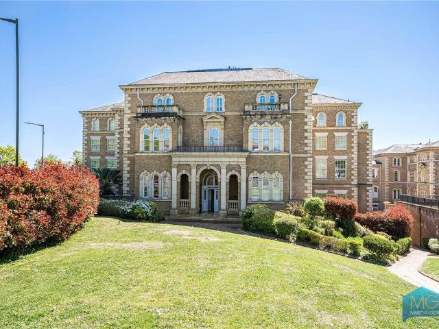 Flat for sale in Friern Barnet, Greater London