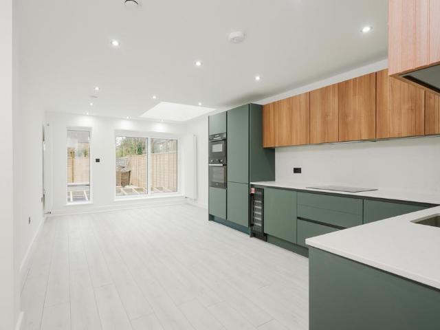 Flat for sale in London Borough of Merton, Merton Park