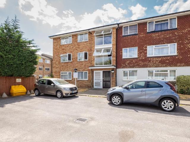 Flat for sale in Stonecot, Greater London