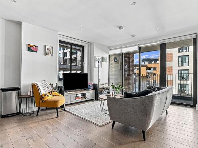 Flat for sale in London Borough of Hackney, Greater London