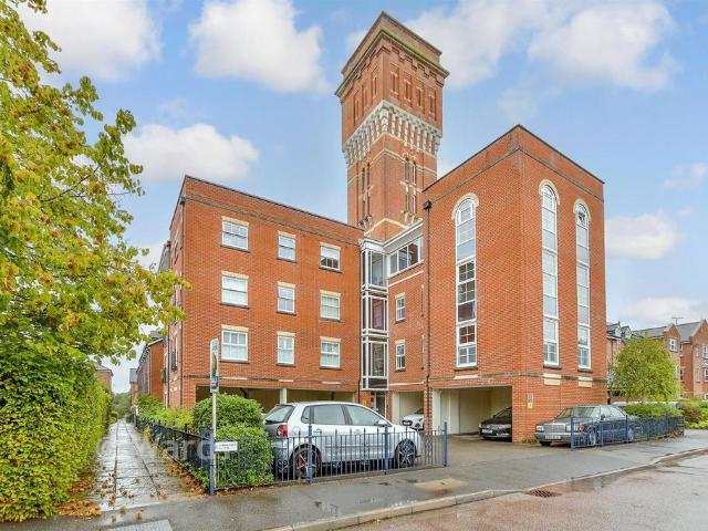 Flat for sale in The Bridge, Kent
