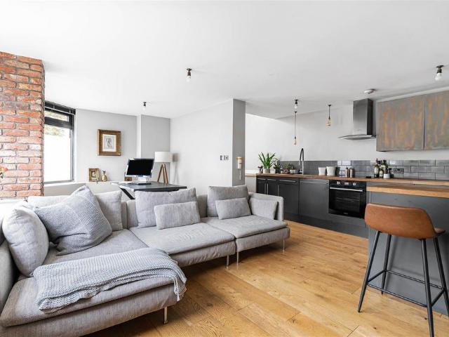 Flat for sale in Clapham, Greater London