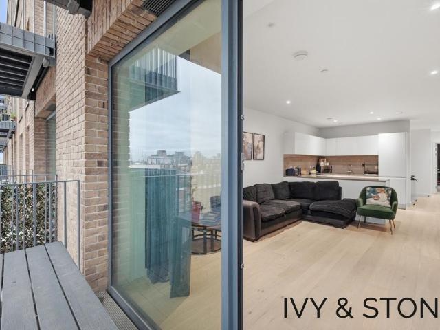 Flat for sale in Silvertown, Greater London