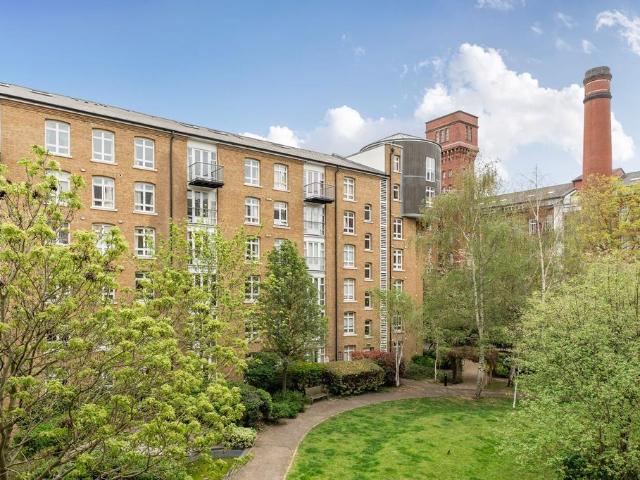 Flat for sale in Old Ford, Bow