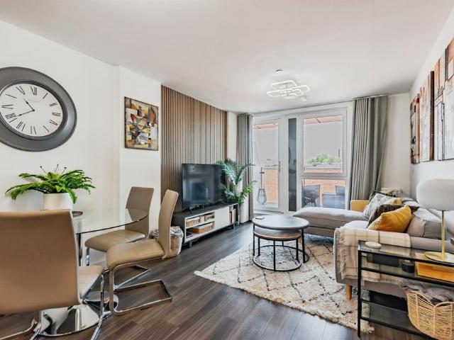 Flat for sale in Red Hill, Surrey