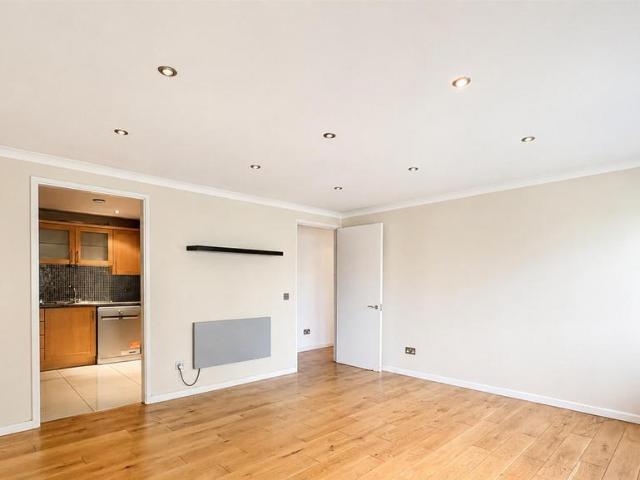 Flat for sale in Earl's Court, Greater London
