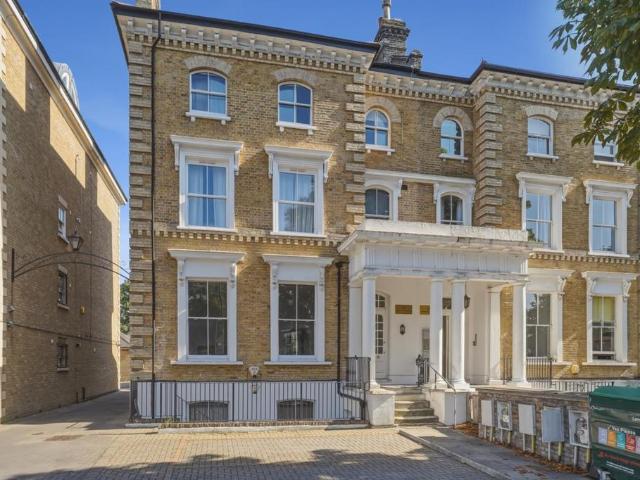 Flat for sale in Tulse Hill, Greater London