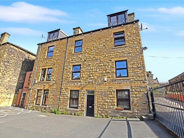 Flat for sale in West Yorkshire