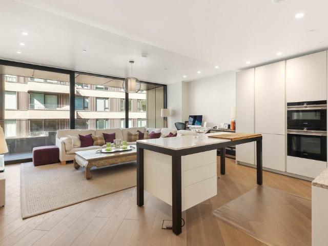Flat for sale in Shepherd's Bush, Greater London