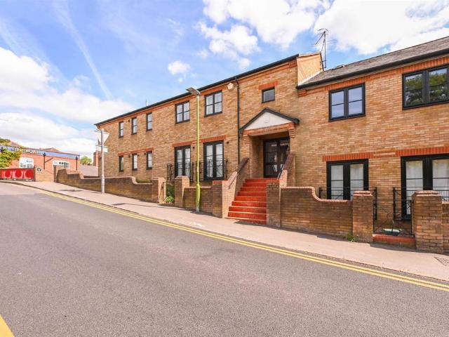 Flat for sale in Ashlyns Estate, Pouchen End