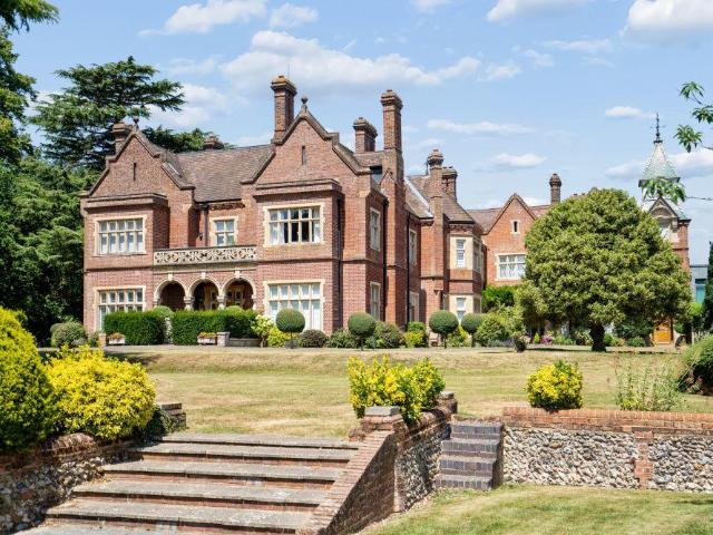 Flat for sale in Batchworth, Hertfordshire