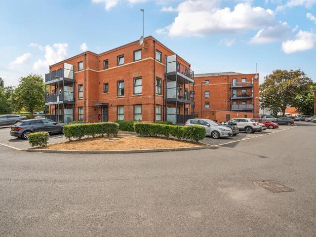 Flat for sale in Fretherne, Hertfordshire