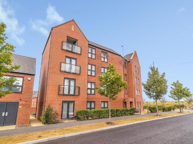 Flat for sale in Houghton Regis, Bedfordshire