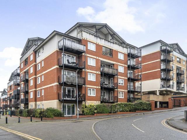 Flat for sale in Batchworth