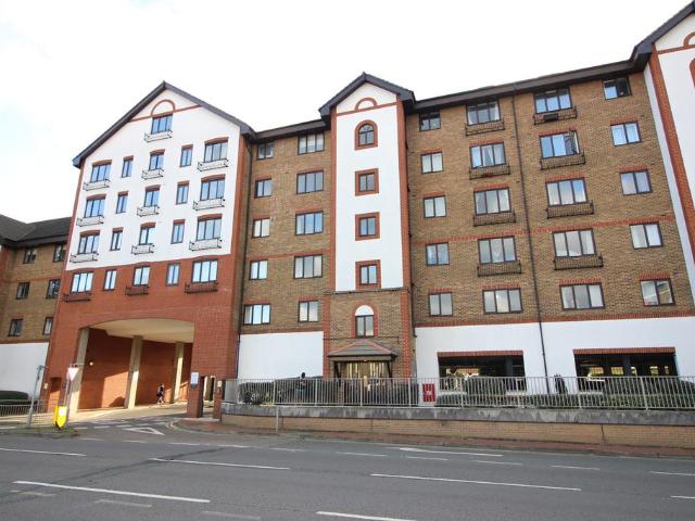 Flat for sale in Norbiton, Greater London