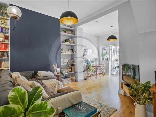 Flat for sale in Holloway, Greater London