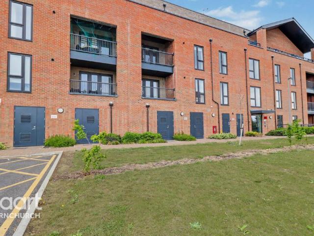 Flat for sale in Elm Park, Greater London