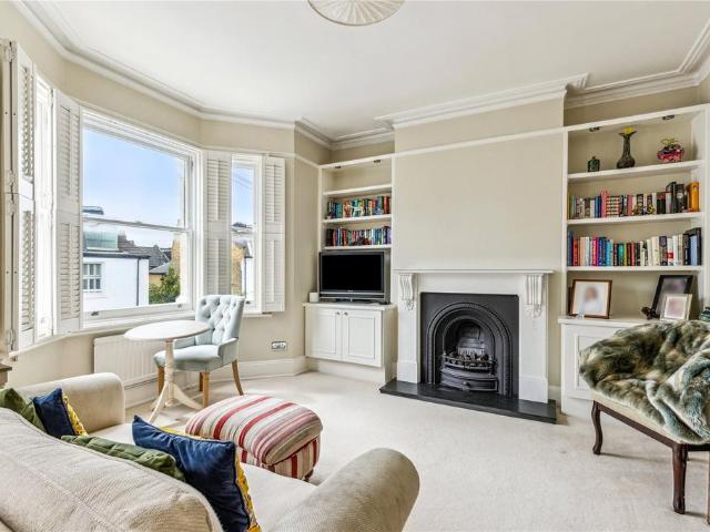 Flat for sale in Clapham Junction, Greater London