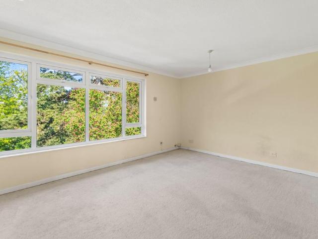 Flat for sale in Carshalton Beeches, Greater London