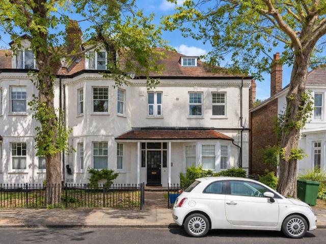 Flat for sale in Strawberry Hill, Greater London
