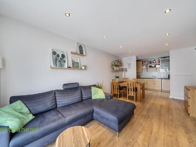 Flat for sale in London Borough of Croydon, Addiscombe