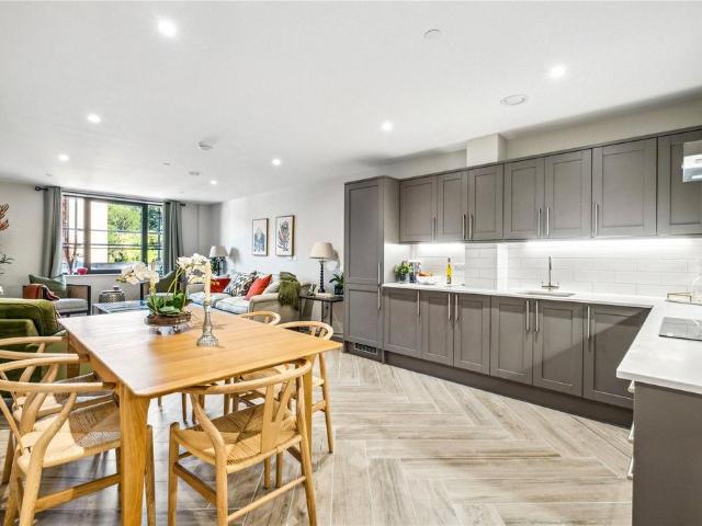 Flat for sale in Furzedown, Greater London