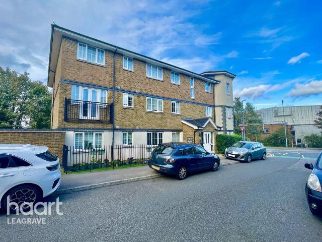 Flat for sale in Dunstable, Bedfordshire