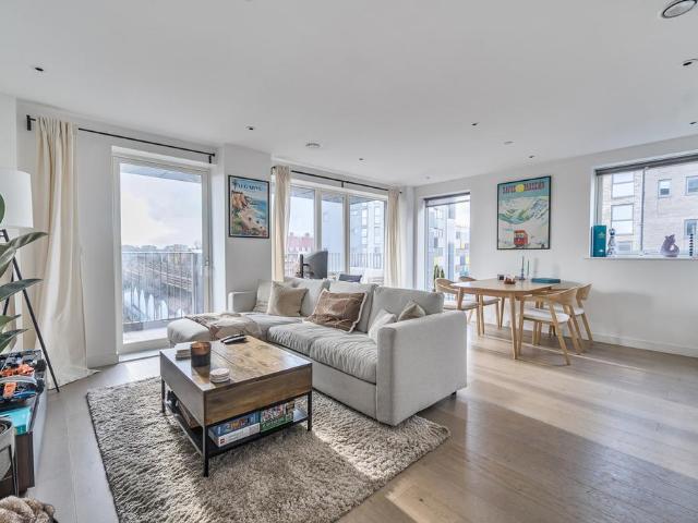 Flat for sale in Camberwell, Greater London
