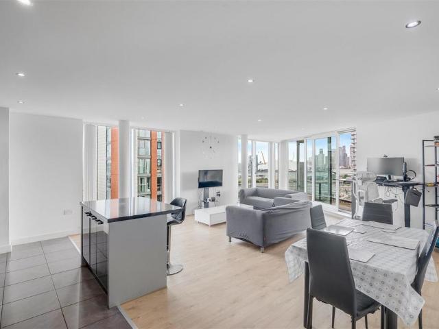 Flat for sale in Canning Town, Greater London