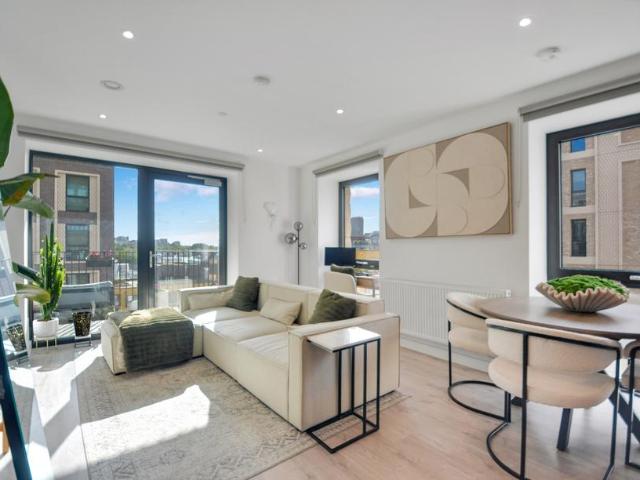 Flat for sale in Wandsworth, Greater London