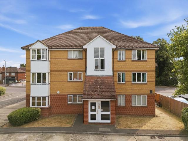 Flat for sale in Bearton, King's Walden