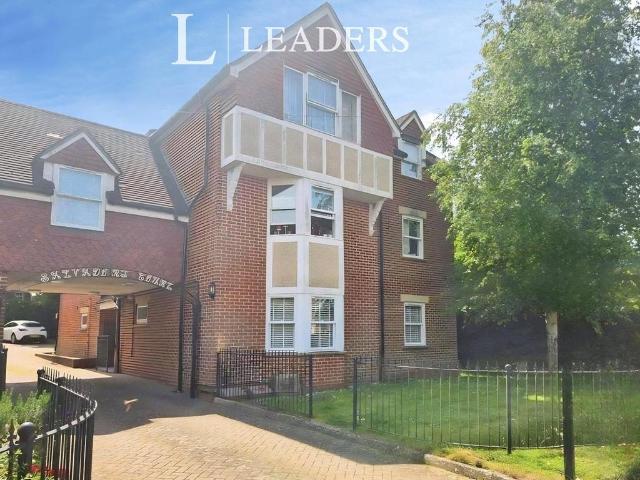 Flat for sale in Romford, Sandown Park