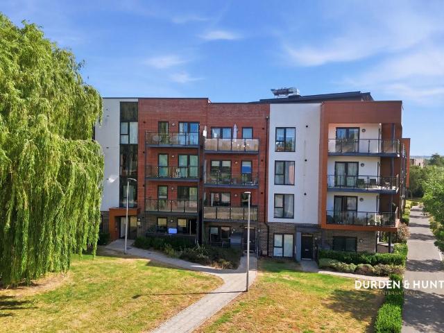 Flat for sale in Harold Wood, Greater London